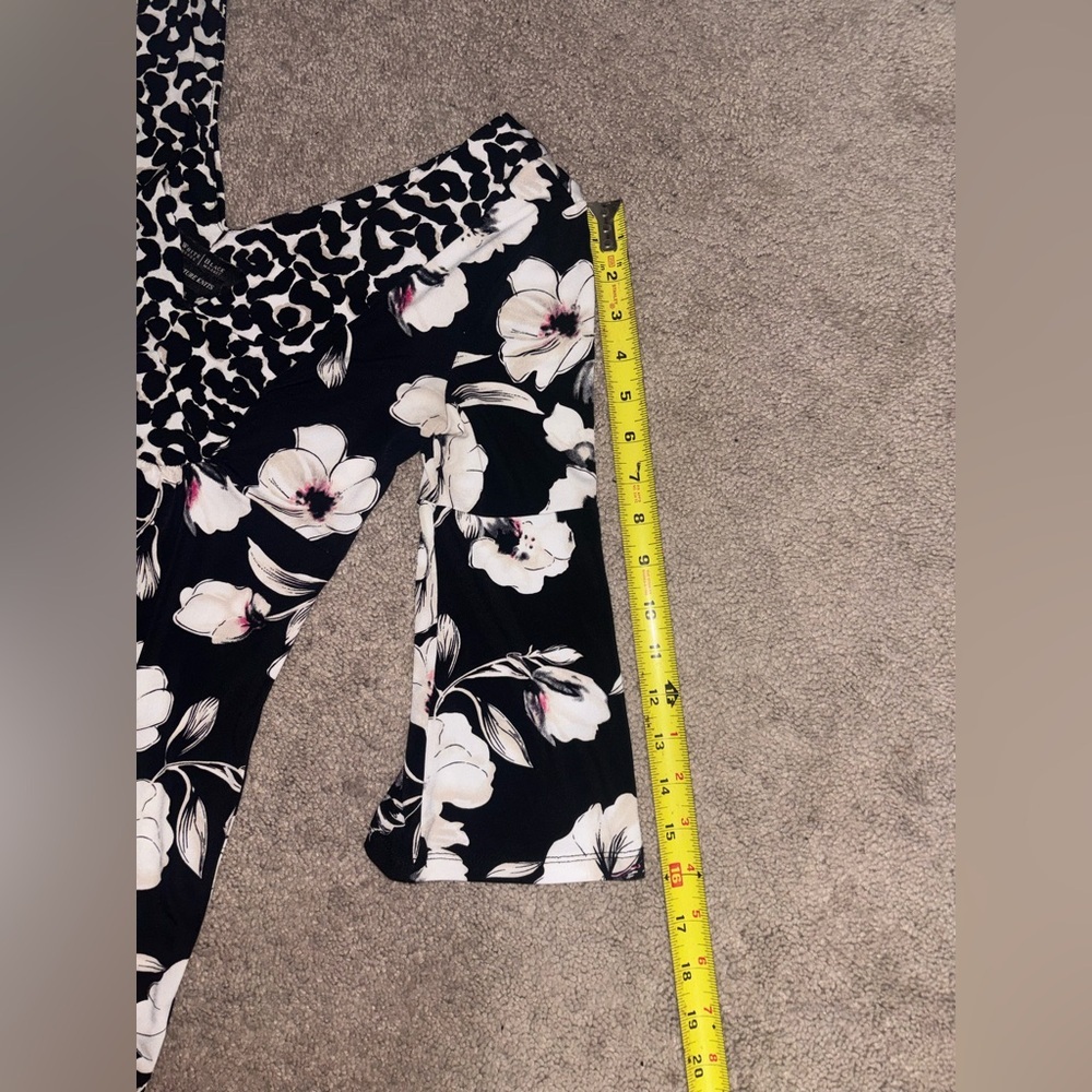 White House Black Market Top
Womens Black Double V Neck Floral
Blouse Size XXS - Picture 7 of 11